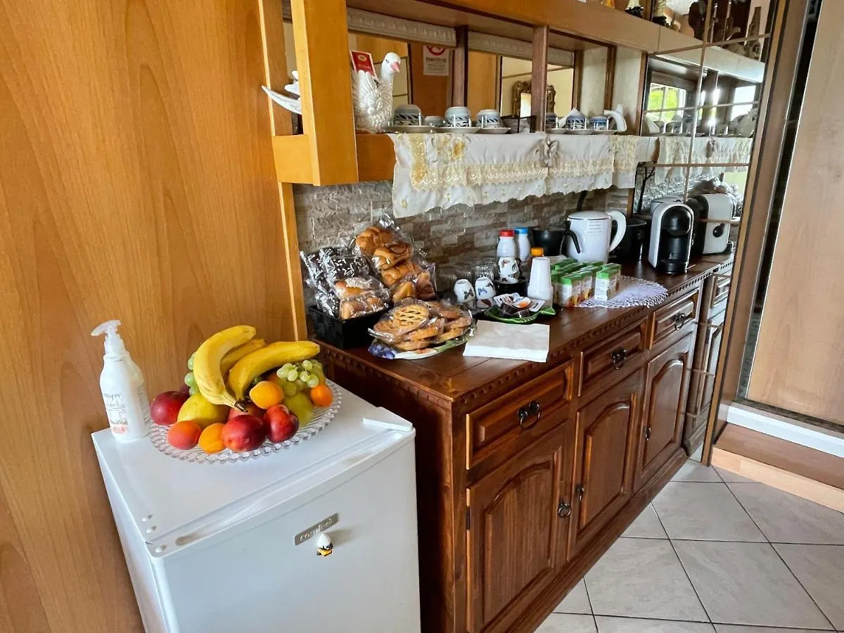 Bed and Breakfast Al cervo tra i laghi Tavernerio 0*,  Italia